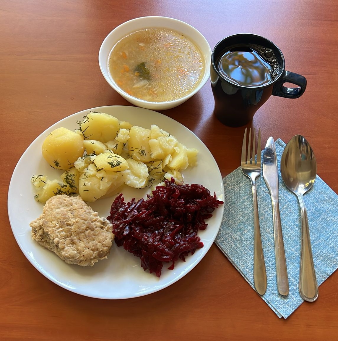 zupa ogórkowa, kotlet mielony z ziemniakami i burakami, kompot