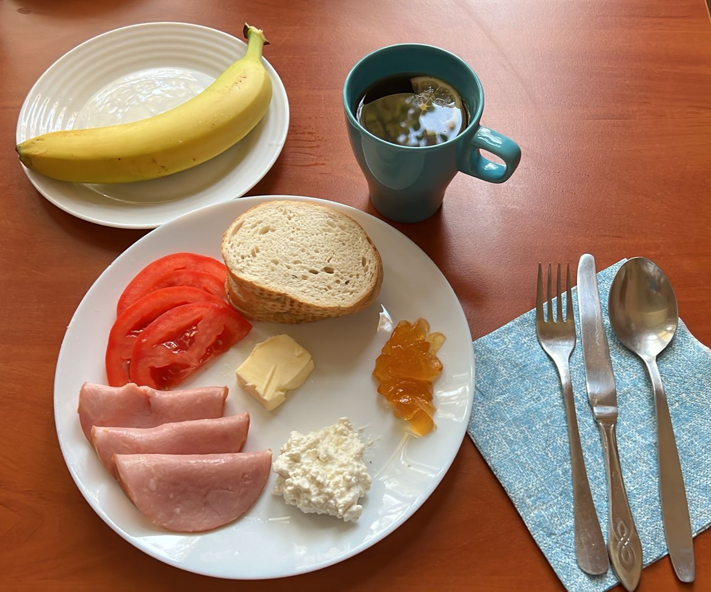 kasza manna, dżem, kanapki z wędliną i twarogiem, pomidir, herbata z cytryną, banan