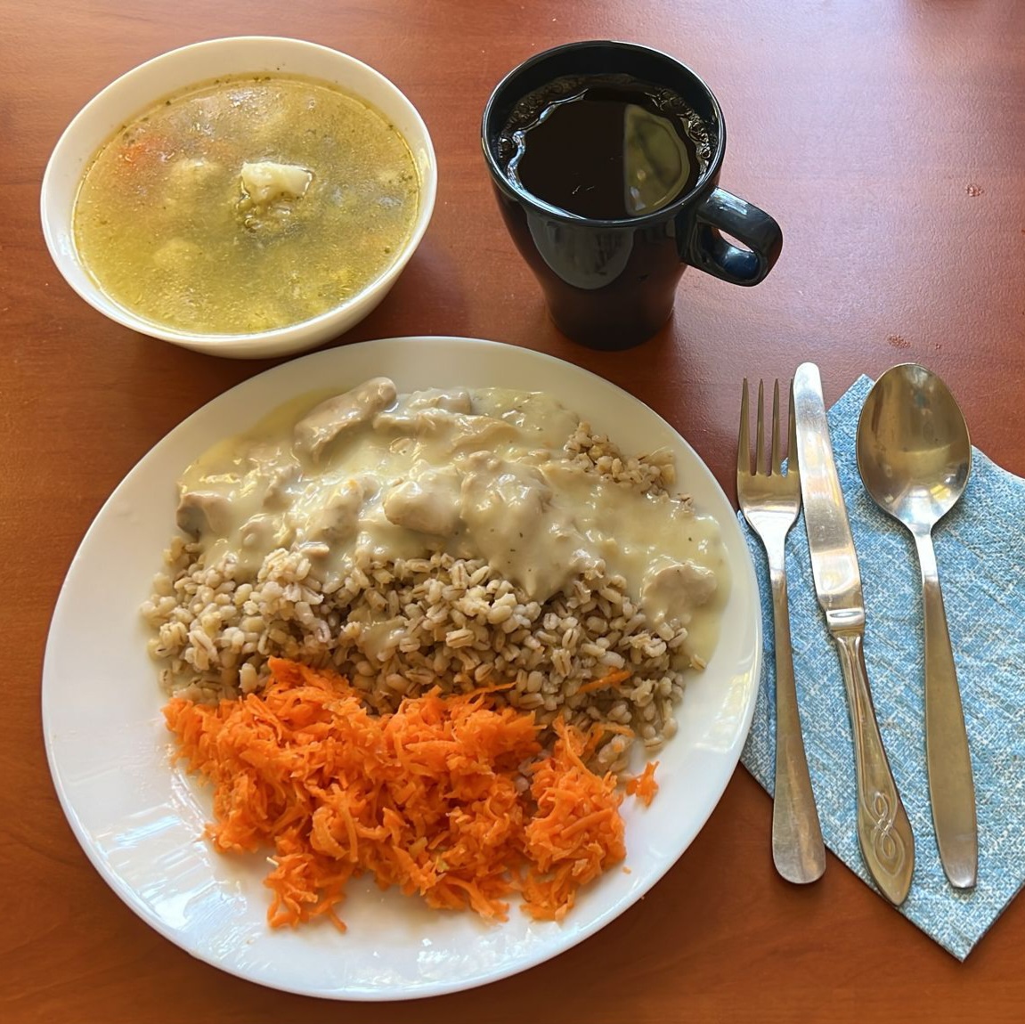 zupa jarzynowa, gulasz  drobiowy z kaszą i surówką z marchewki, kompot