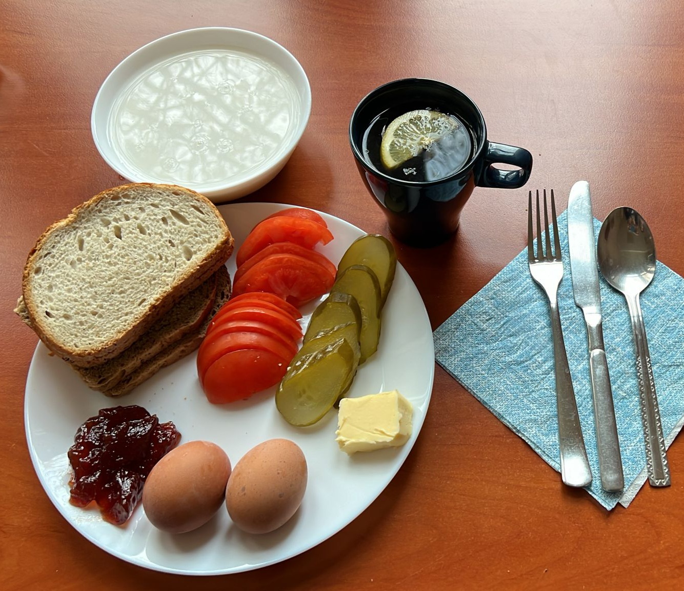 płatki ryżowe, dżem, kanapki z warzywami, jajkiem, herbata z cytryną