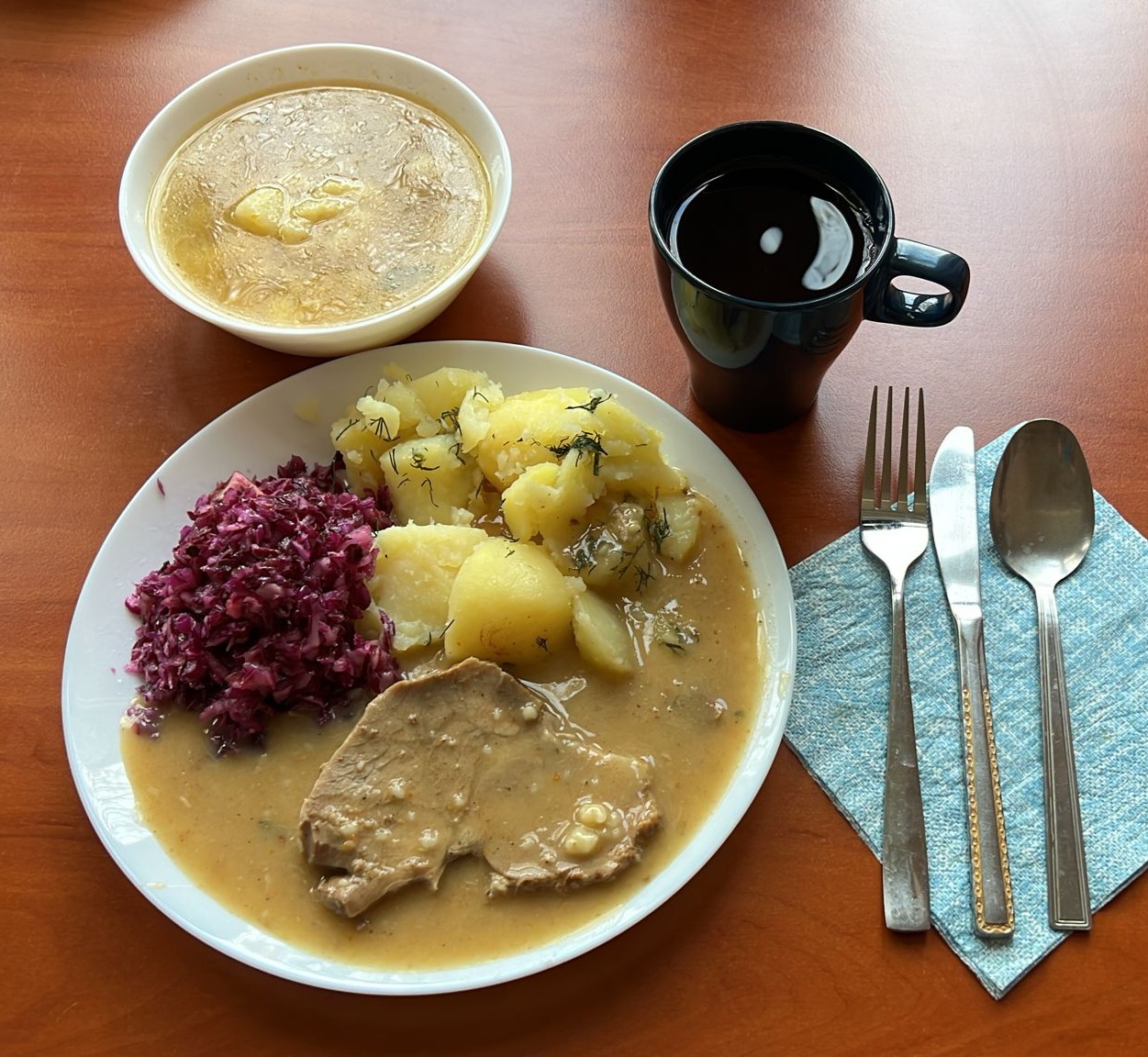 zupa ziemniaczana, karkówka w sosie, ziemniaki, surówka z czerwonej kapusty, kompot