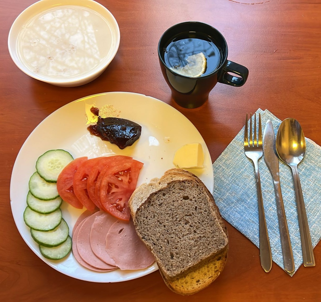 zupa mleczna, dżem, kanapki z wędliną i warzywami, herbata z cytryną