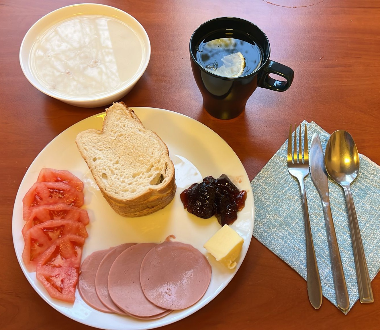 zupa mleczna, dżem, kanapki z wędliną i pomidorem, herbata z cytryną