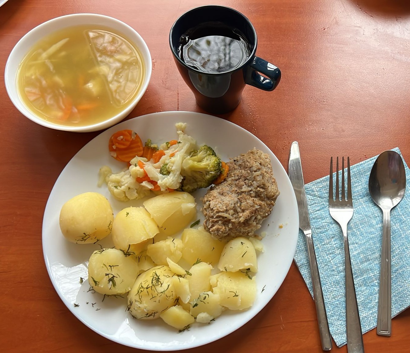 zupa, kotlet mięsno-ryżowy, ziemniaki, warzywa, kompot