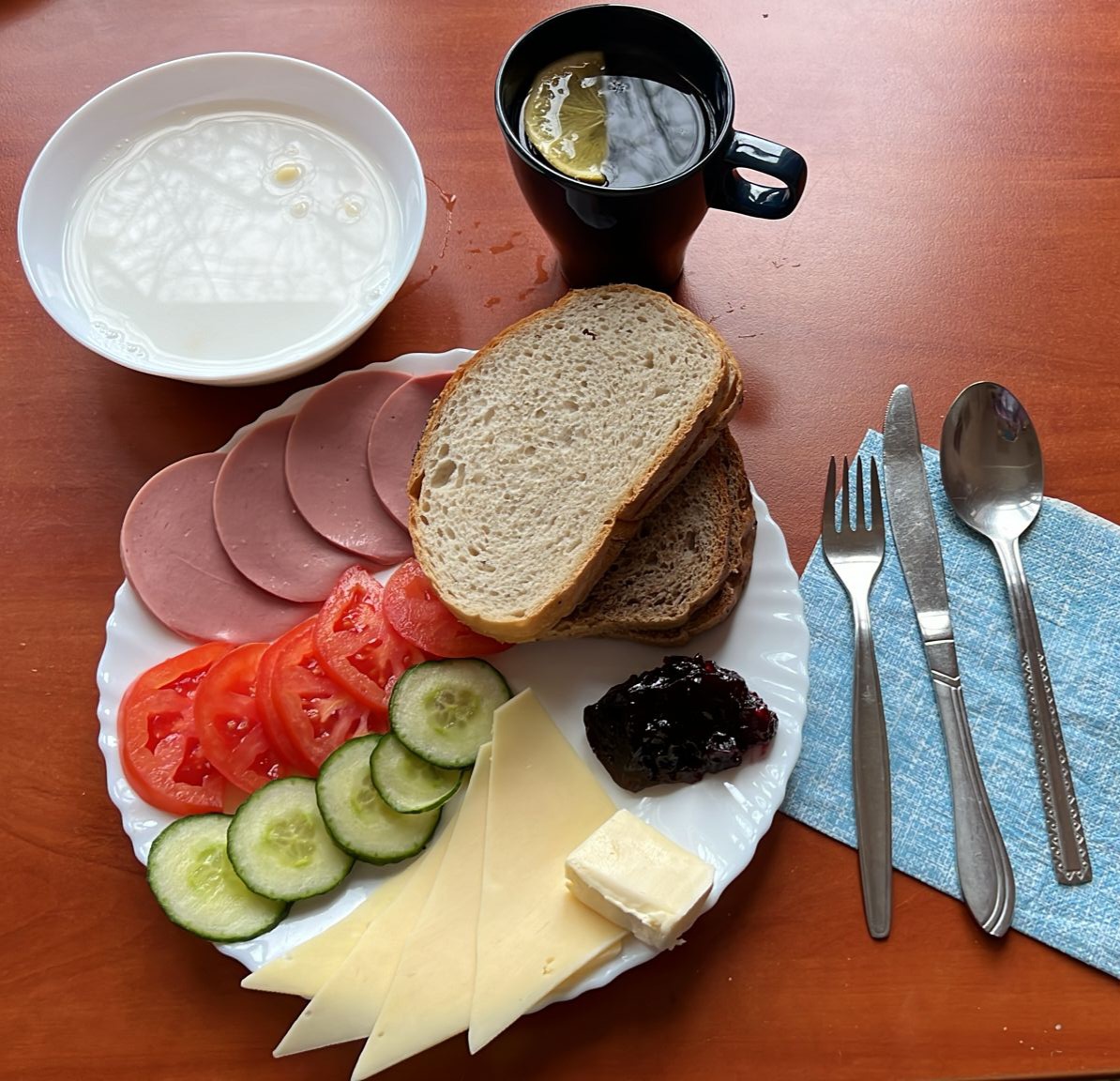 zupa mleczna, dżem, kanapki z serem, wędliną i warzywami, herbata z cytryną