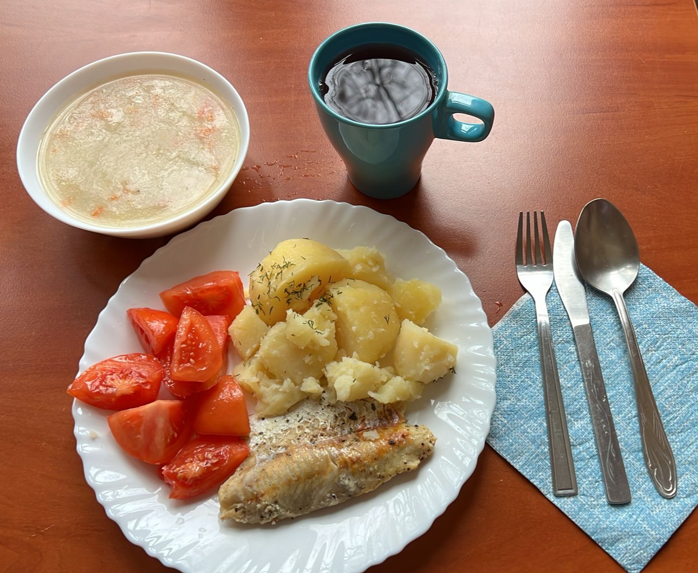 zupa grysikowa, ryba z ziemniakami i pomidorem, kompot