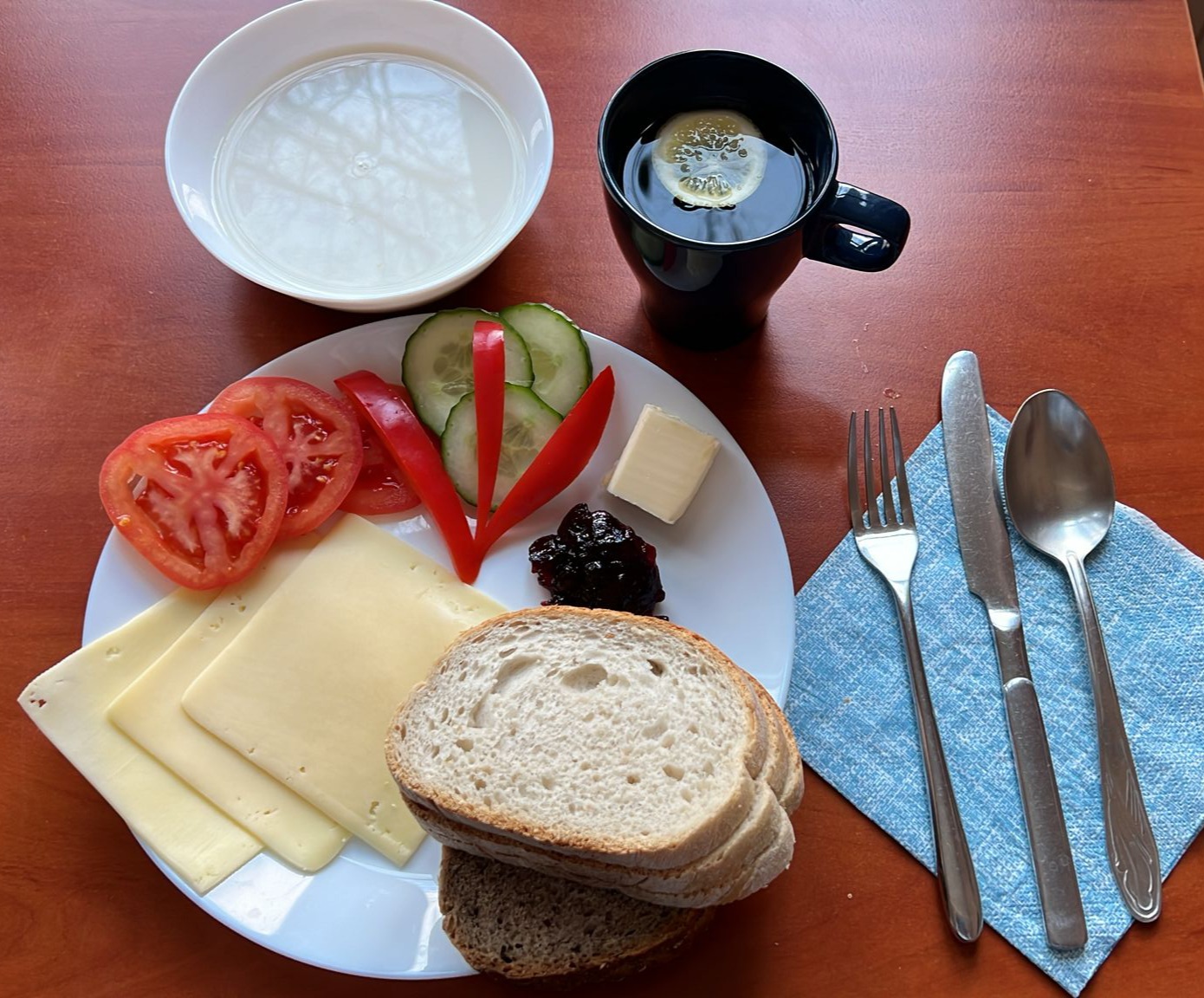 zupa mleczna, dżem, kanapki z serem i warzywami, herbata z cytryną