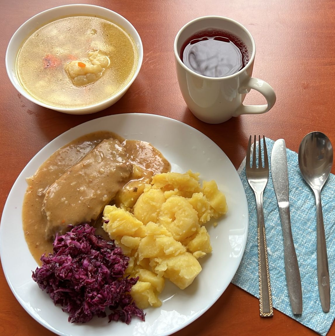 zupa kalafiorowa, karówka w sosie z ziemniakami i surówką z kapusty, kompot