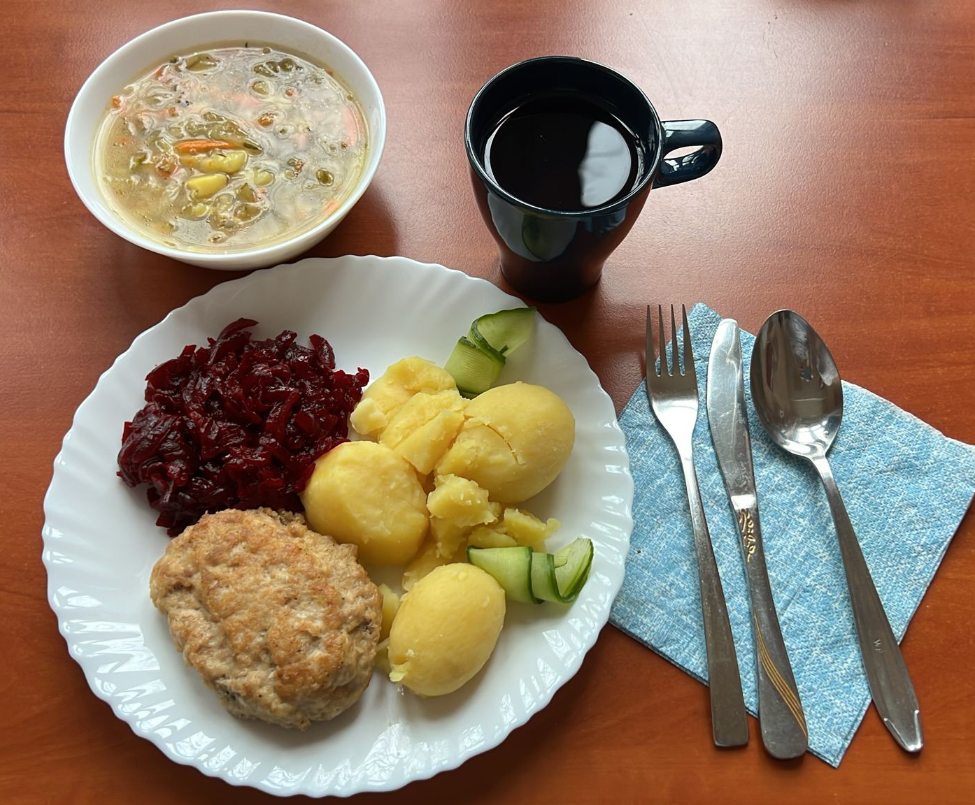 zupa ogórkowa, kotlet mielony, buraki i ziemniaki, kompot