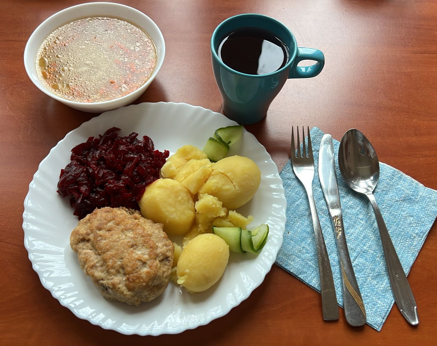 zupa ryżowa, kotlet mielony, buraki i ziemniaki, kompot