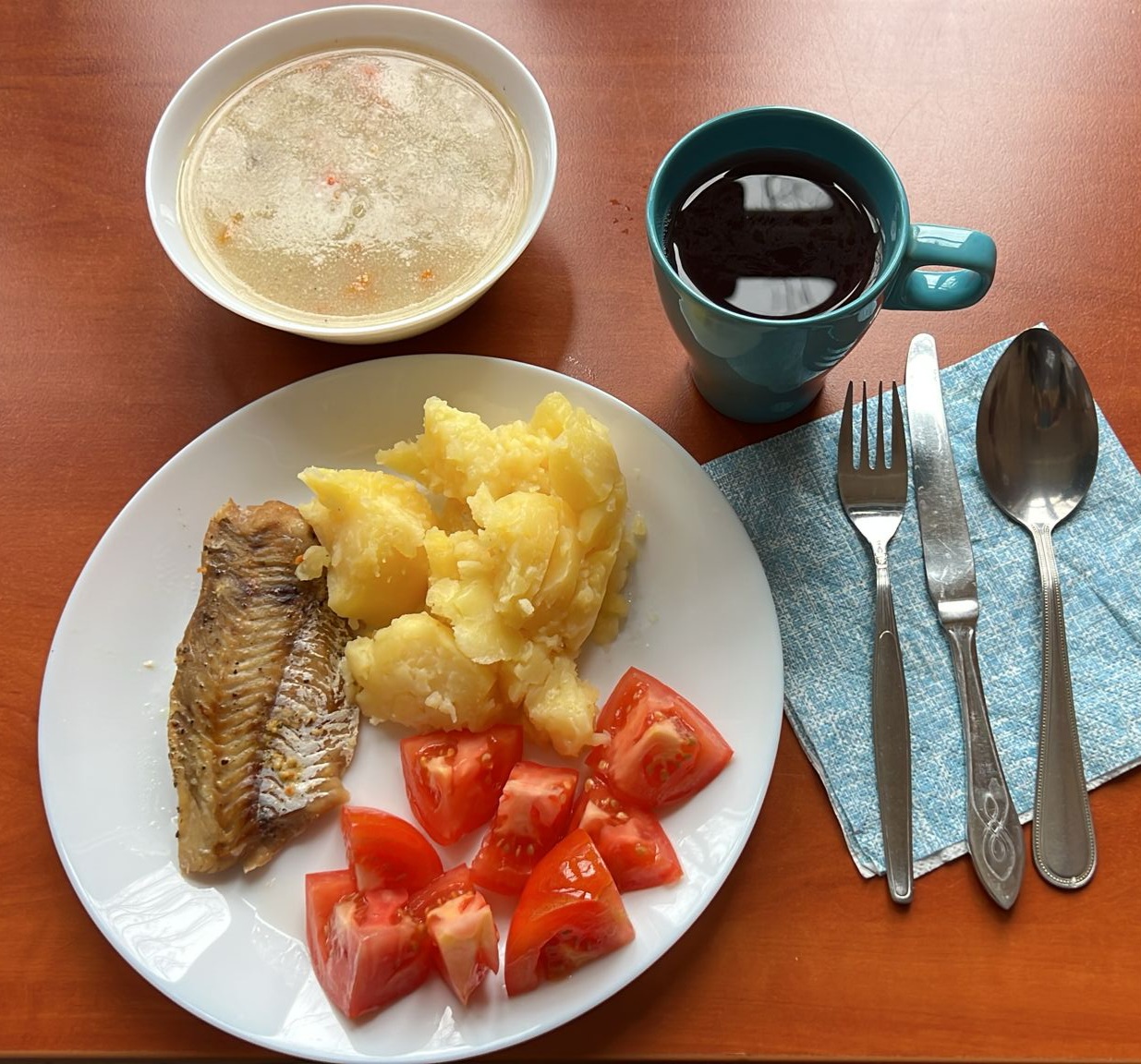 zupa grysikowa, filet rybny z ziemniakami i pomidorami, kompot