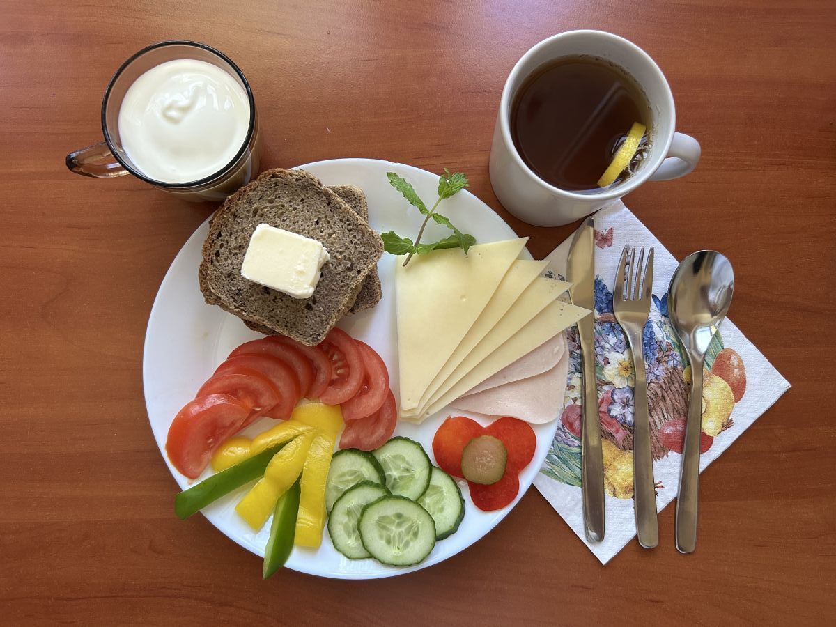 Pieczywo żytnie, ser, szynka, pomidor, ogórek, papryka, masło, herbata, jogurt
