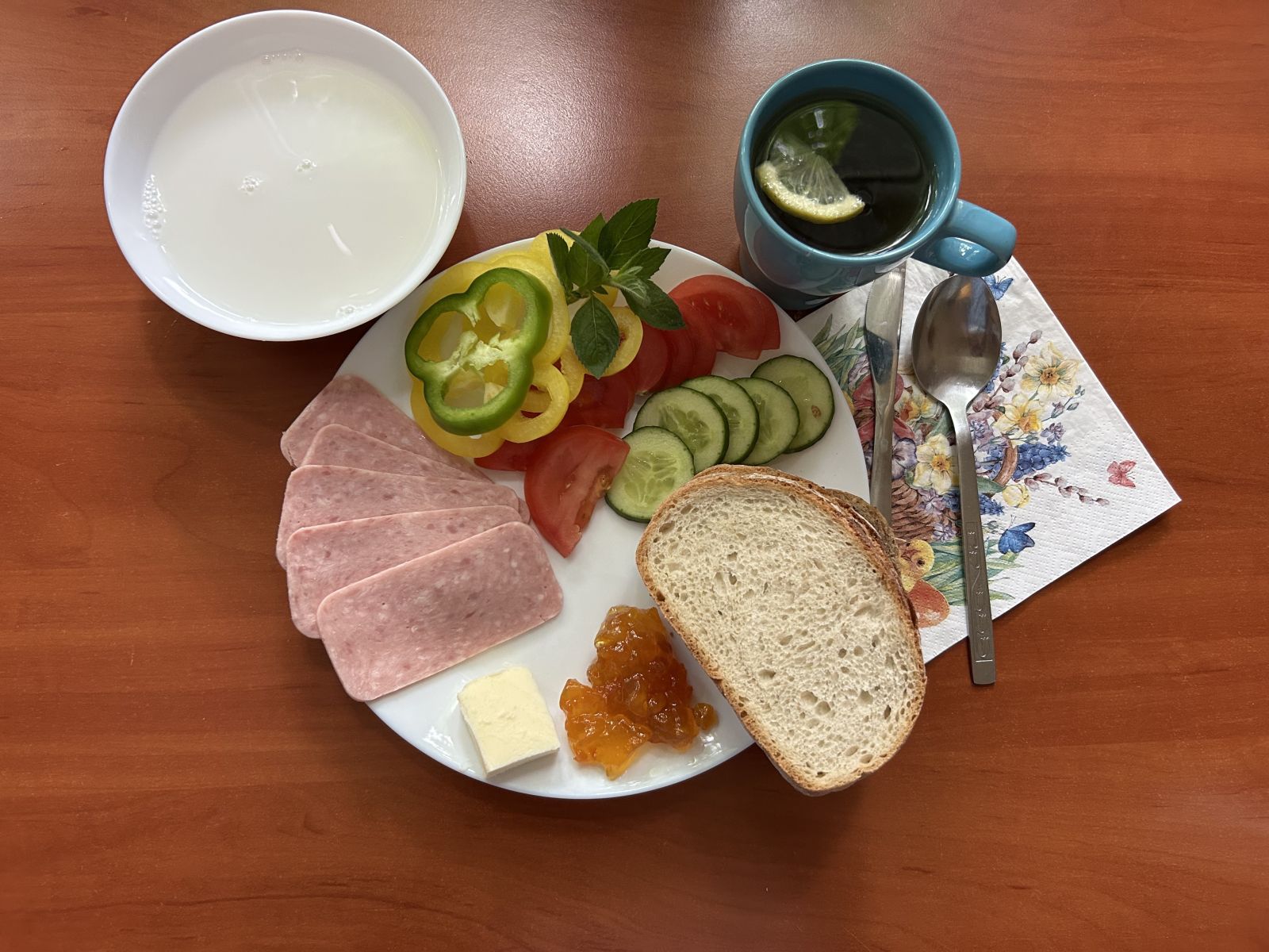 Makaron na mleku, chleb pszenny i żytni, pomidor, ogórek, papryka, wędlina, dżem