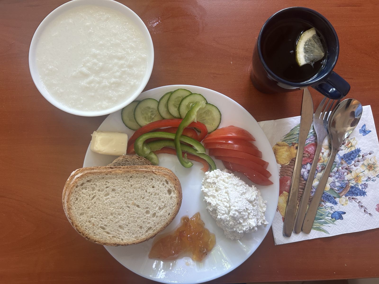 Ryż na mleku, chleb pszenny i żytni, pomidor, ogórek, papryka, twarożek, dżem