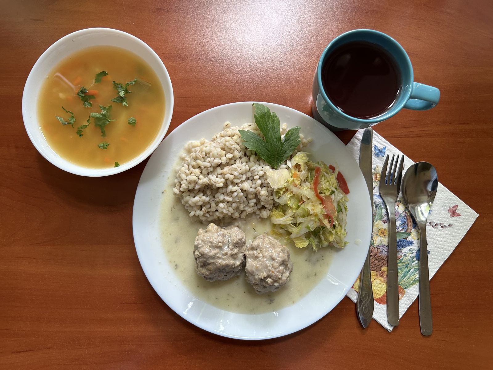 Zupa grochowa, pulpety w sosie, kasza jęczmienna, surówka z kapusty pekińskiej, kompot