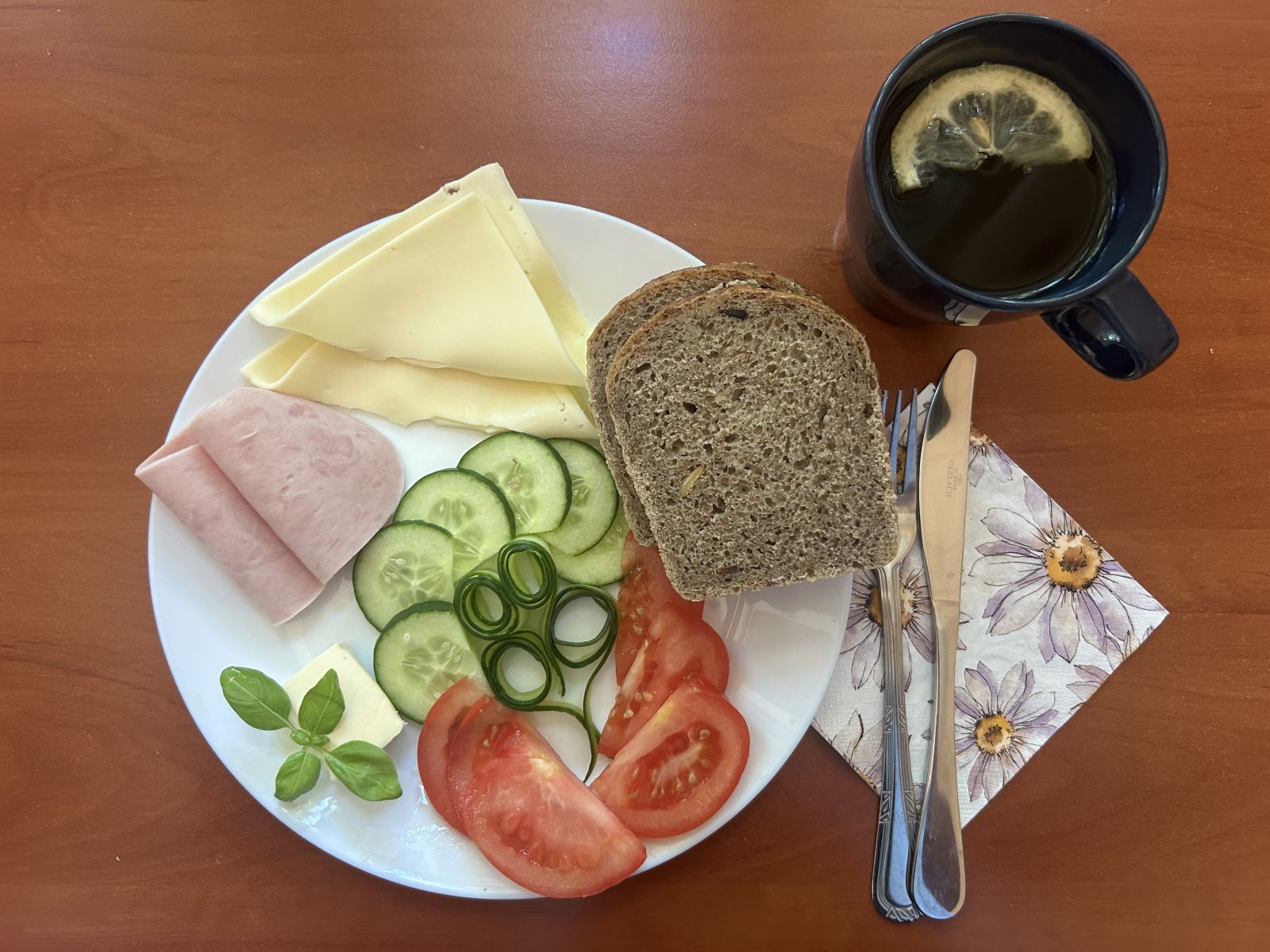 Chleb żytni pomidor, ogórek, papryka,  ser, wędlina, herbata