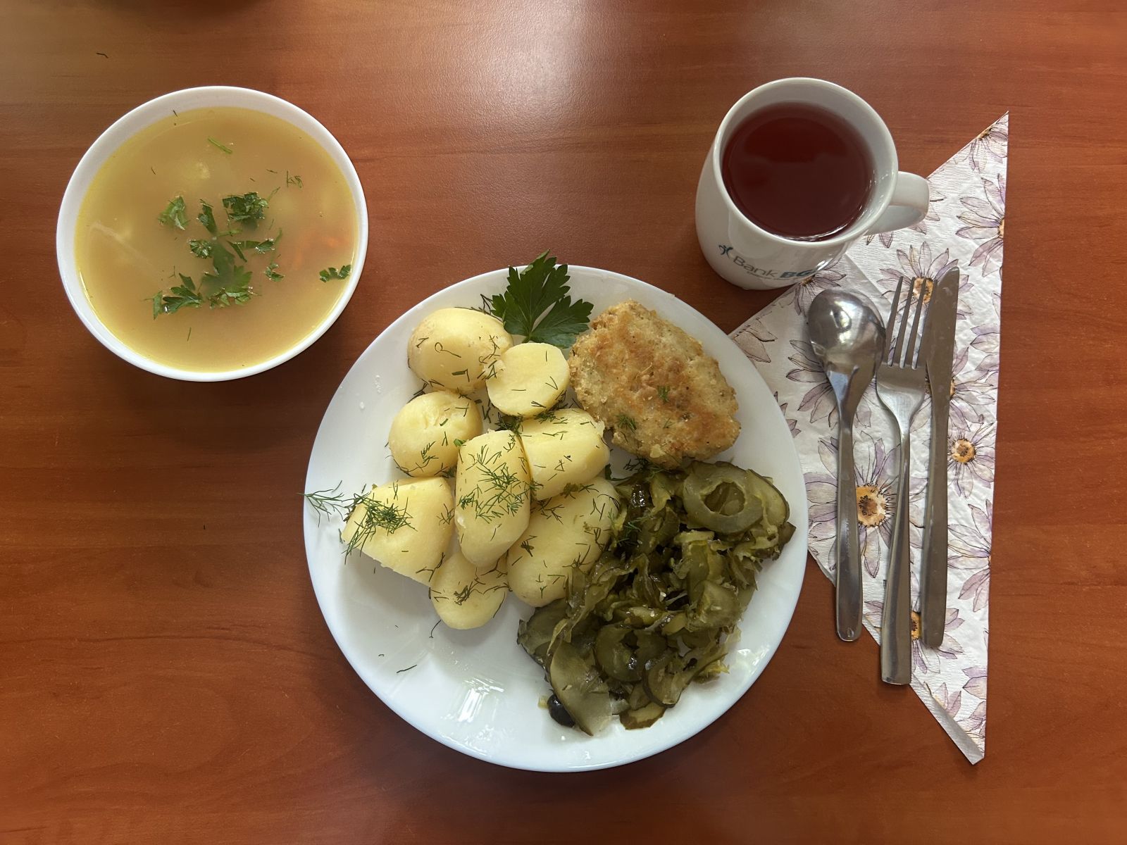 Zupa soczewicowa, kotlet rybny, ziemniaki gotowane, ogórki kiszone, kompot