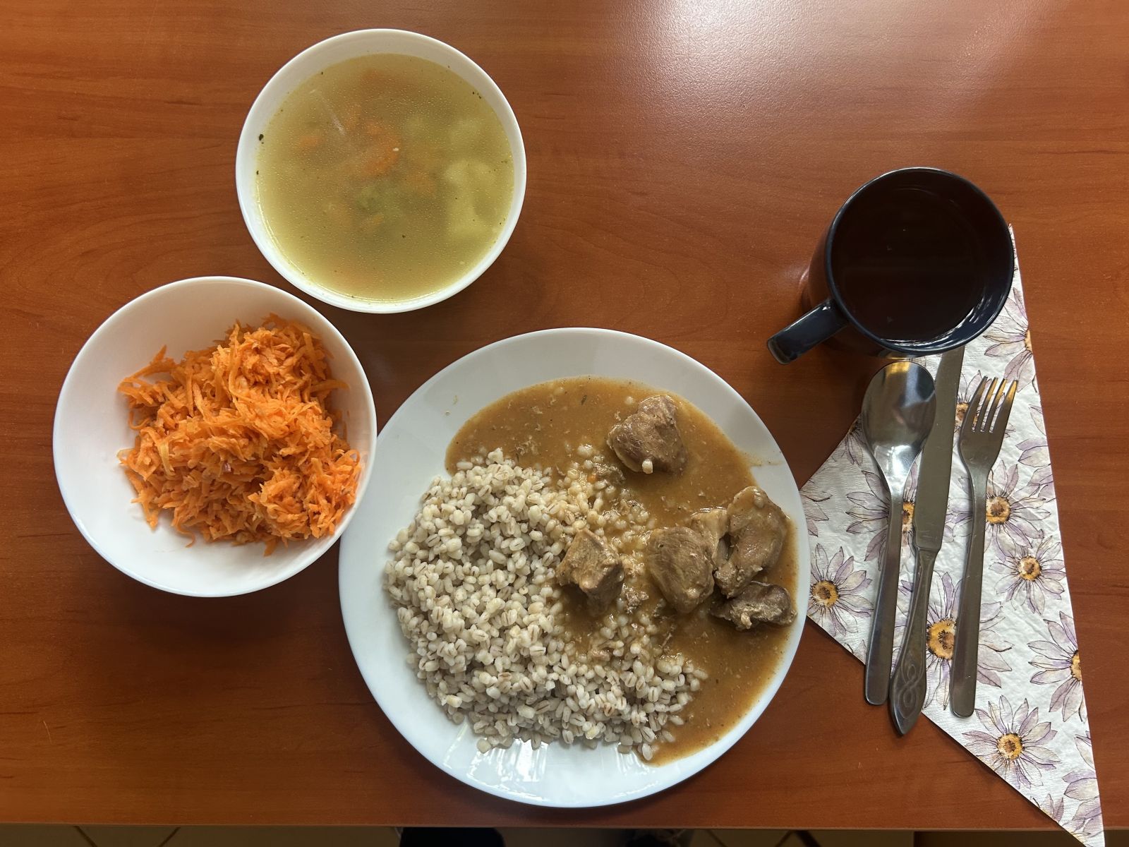 Zupa jarzynowa, gulasz wieprzowy, kasza jęczmienna, surówka z marchewki, kompot