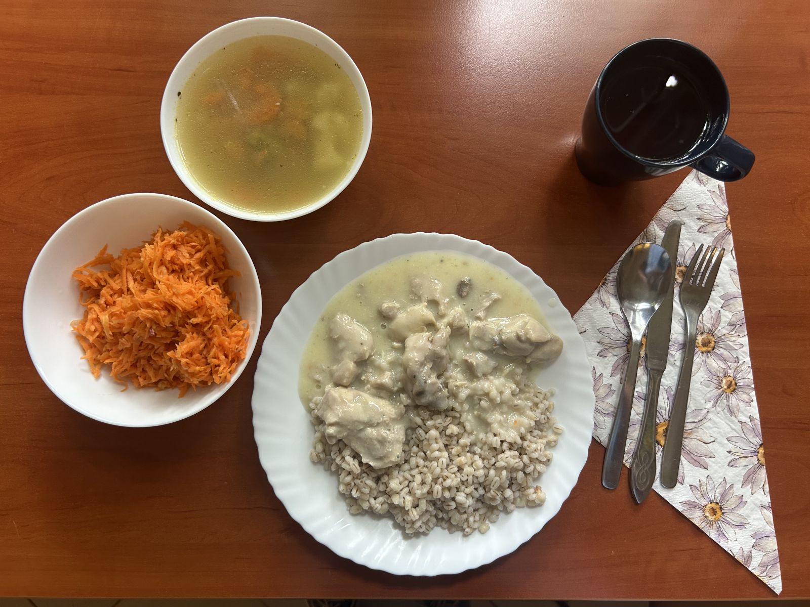 Zupa jarzynowa, gulasz z indyka, kasza jęczmienna, surówka z marchewki, kompot
