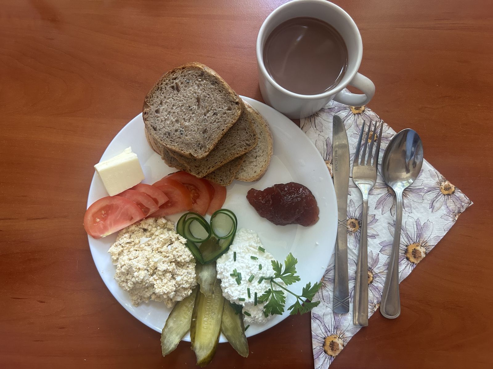 Kasza manna na mleku, chleb pszenny i żytni, pomidor, ogórek kiszony, wędlina, twaróg, dżem