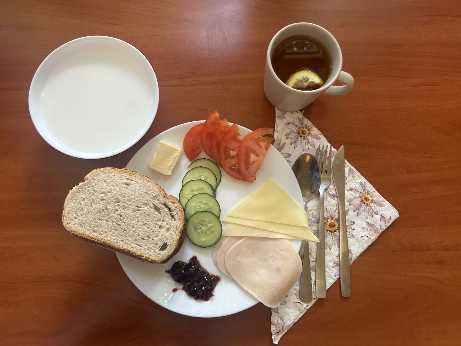 Makaron na mleku, chleb pszenny i żytni, pomidor, ogórek, wędlina, ser żółty, dżem