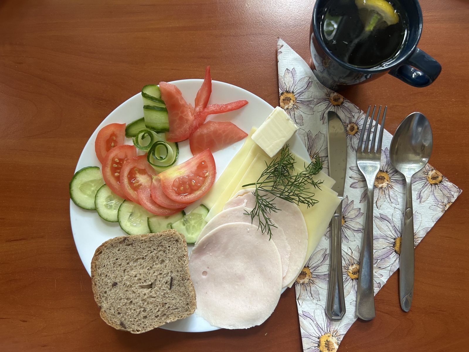 Chleb żytni, pomidor, ogórek, papryka, ser żółty, herbata