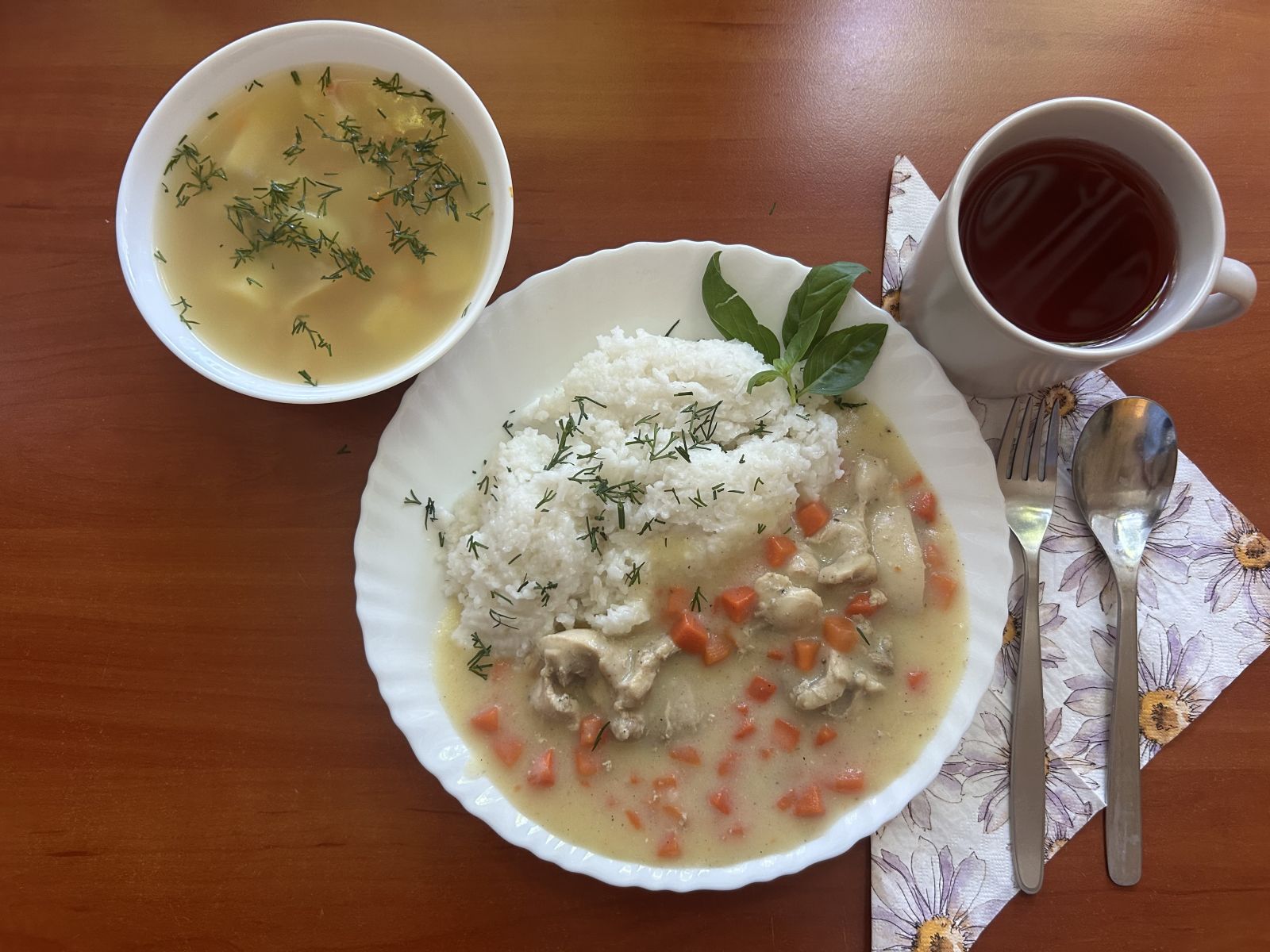 Zupa ziemniaczana, potrawka z kurczaka z marchewką, ryż biały gotowany, kompot