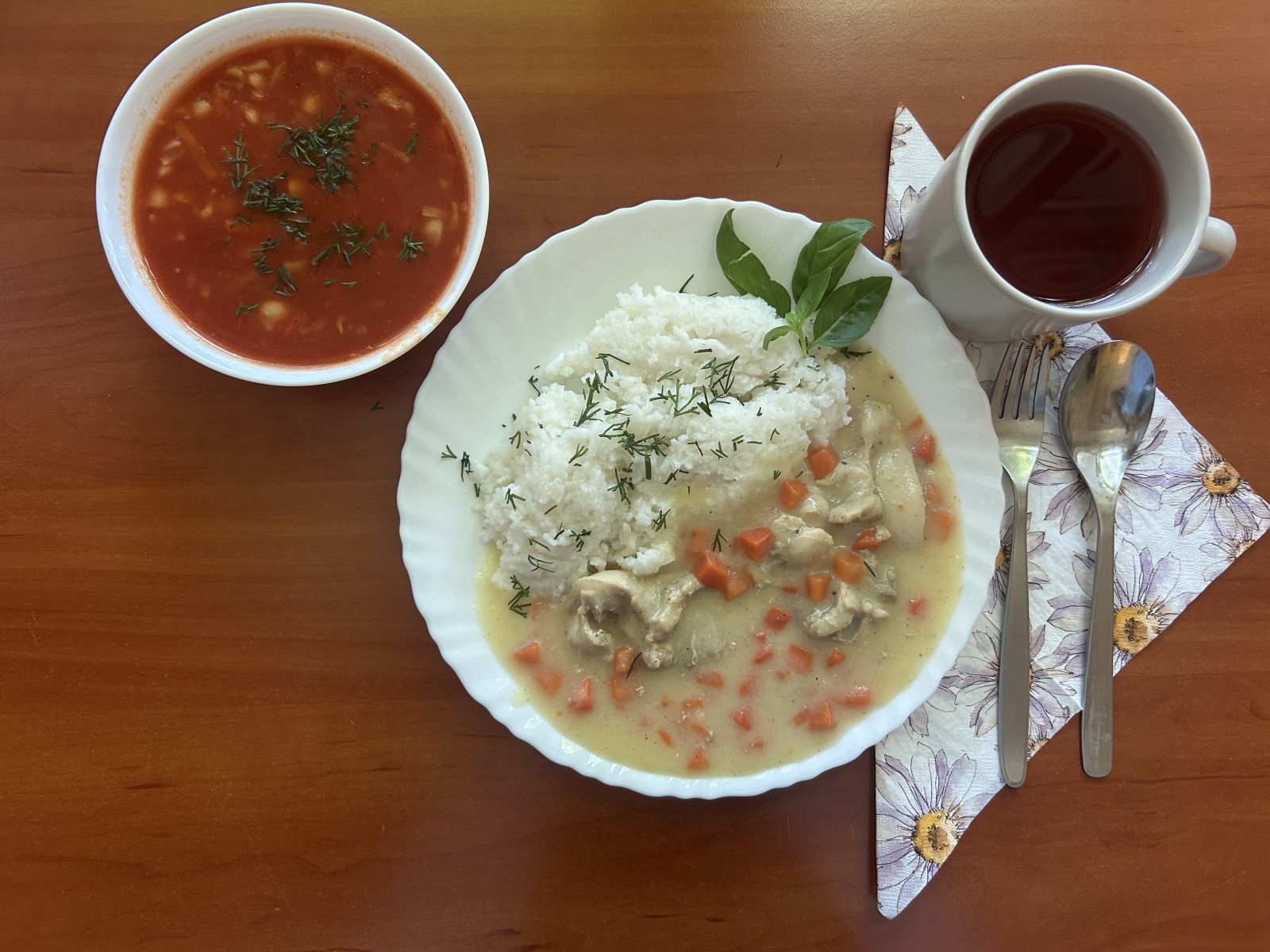 Zupa pomidorowa, potrawka z kurczaka z marchewką, ryż biały gotowany, kompot