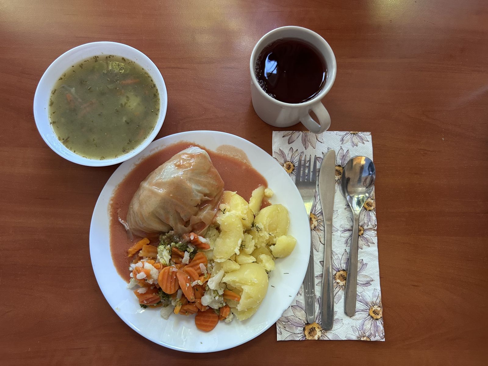 Zupa szczawiowa, gołąbki z sosem pomidorowym, ziemniaki gotowane, bukiet warzyw gotowanych, kompot