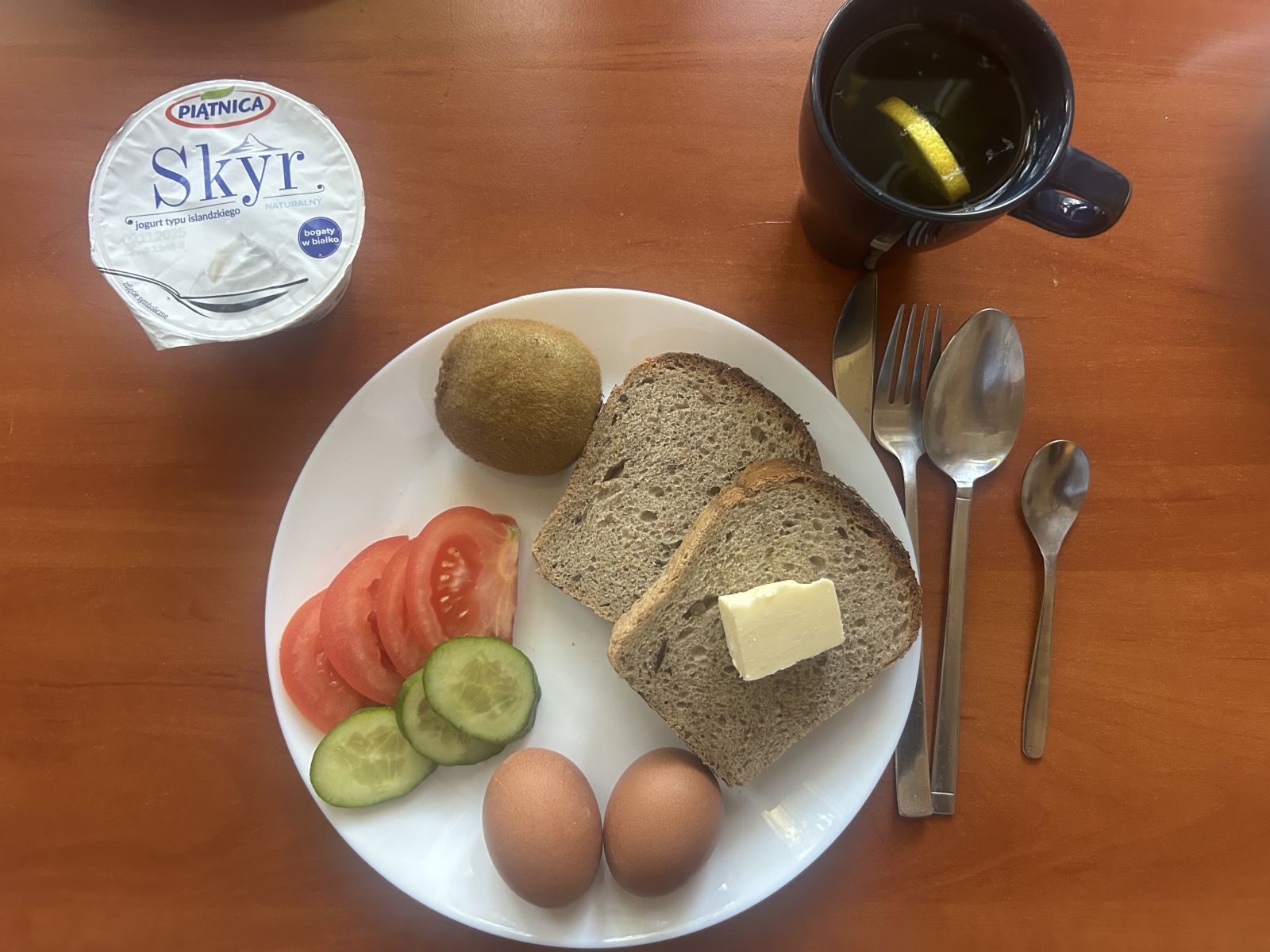 Chleb żytni, pomidor, ogórek, papryka, jaja, herbata