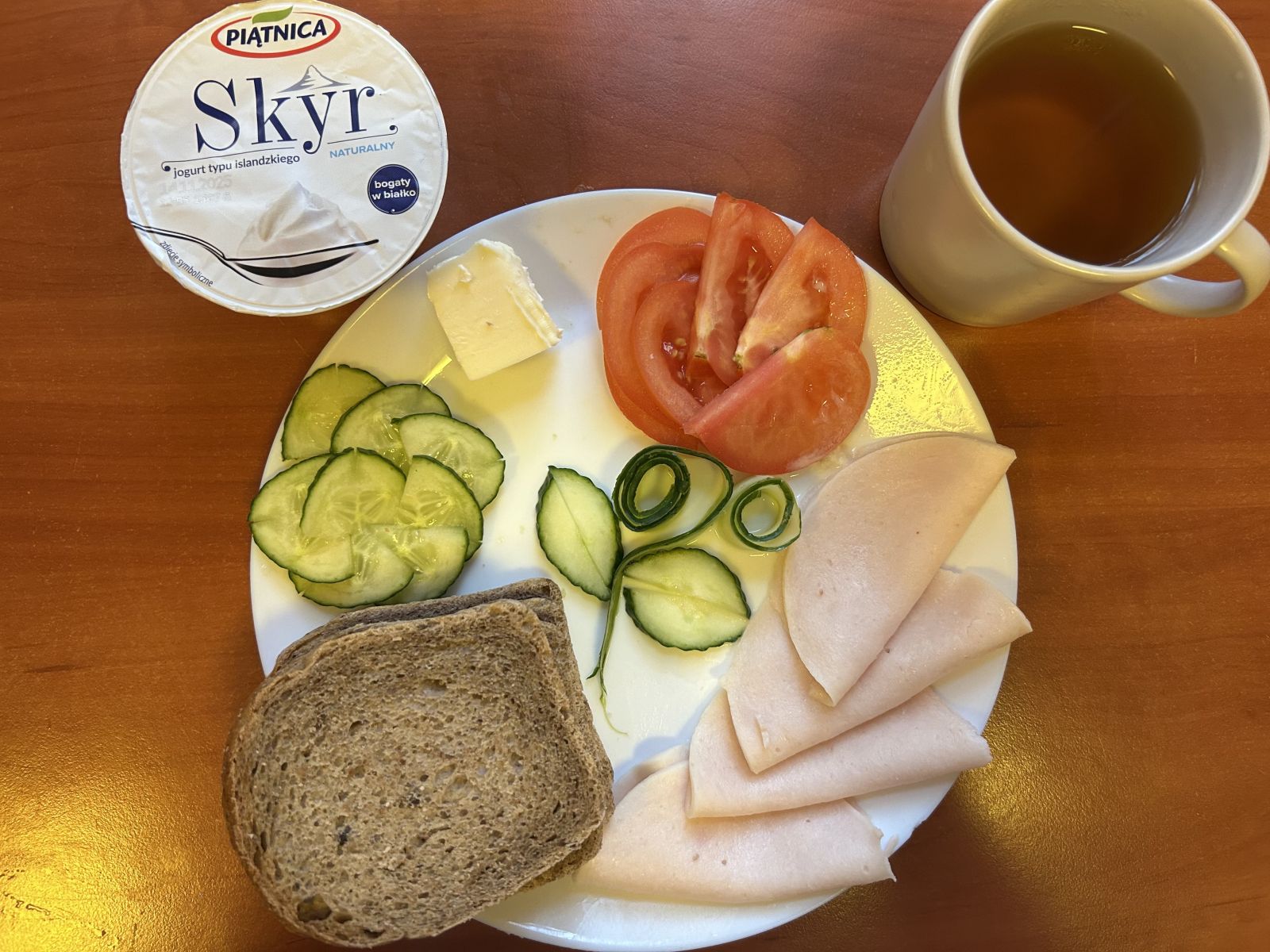 Chleb żytni, pomidor, ogórek, wędlina, herbata
