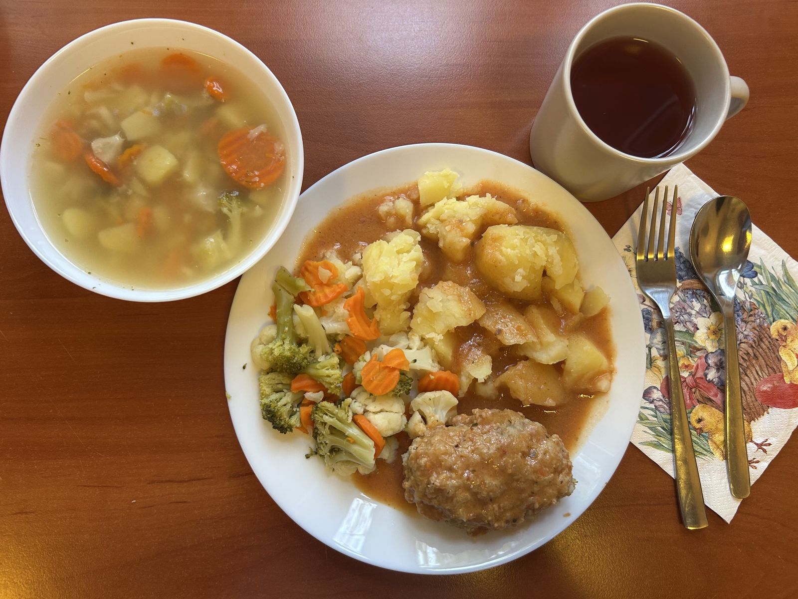 Zupa jarzynowa, kotlet mięsno-ryżowy, ziemniaki gotowane, bukiet warzyw gotowanych, kompot