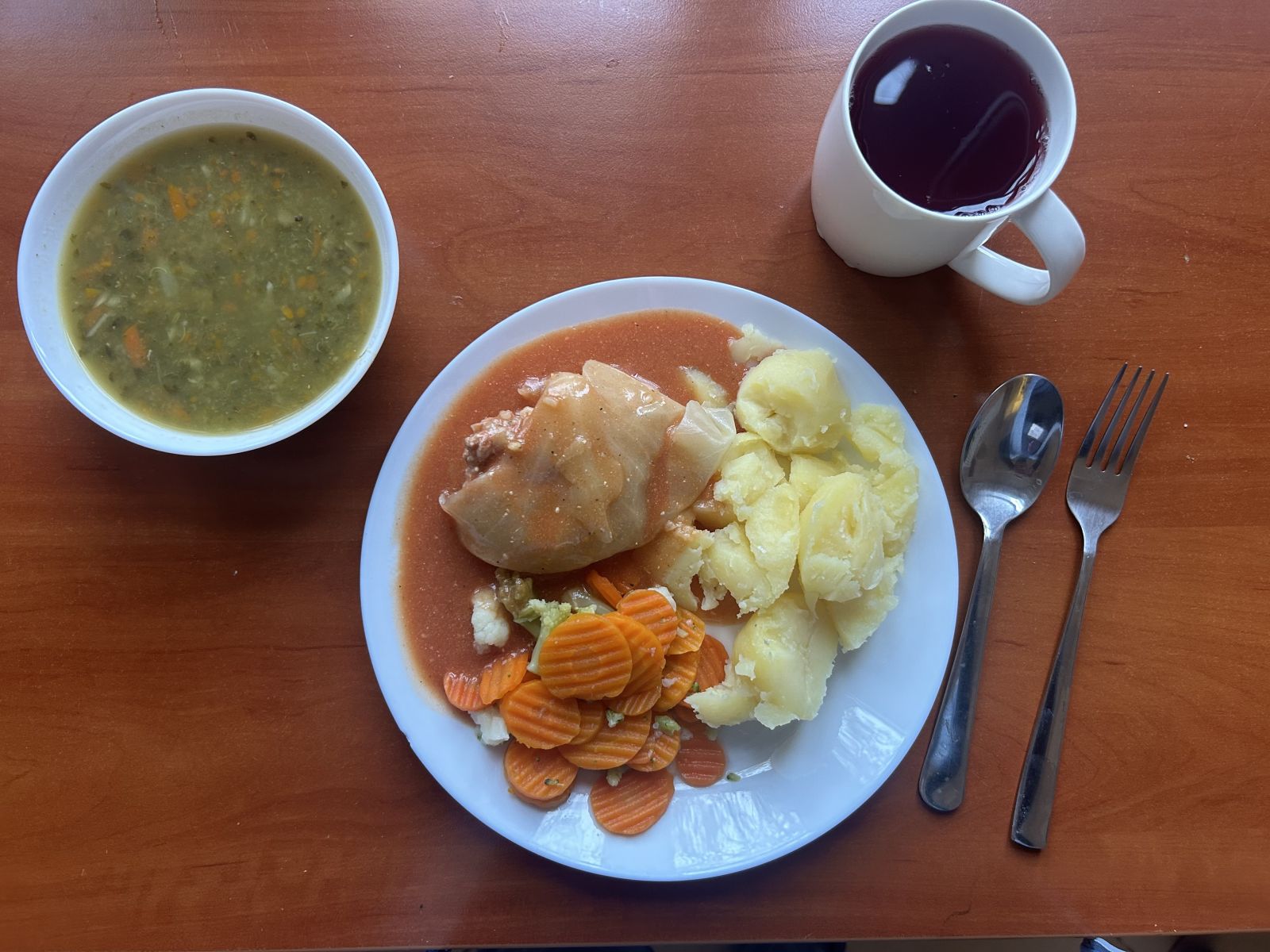 Zupa szczawiowa, gołąbki z sosem pomidorowym, ziemniaki gotowane, bukiet warzyw gotowanych, kompot