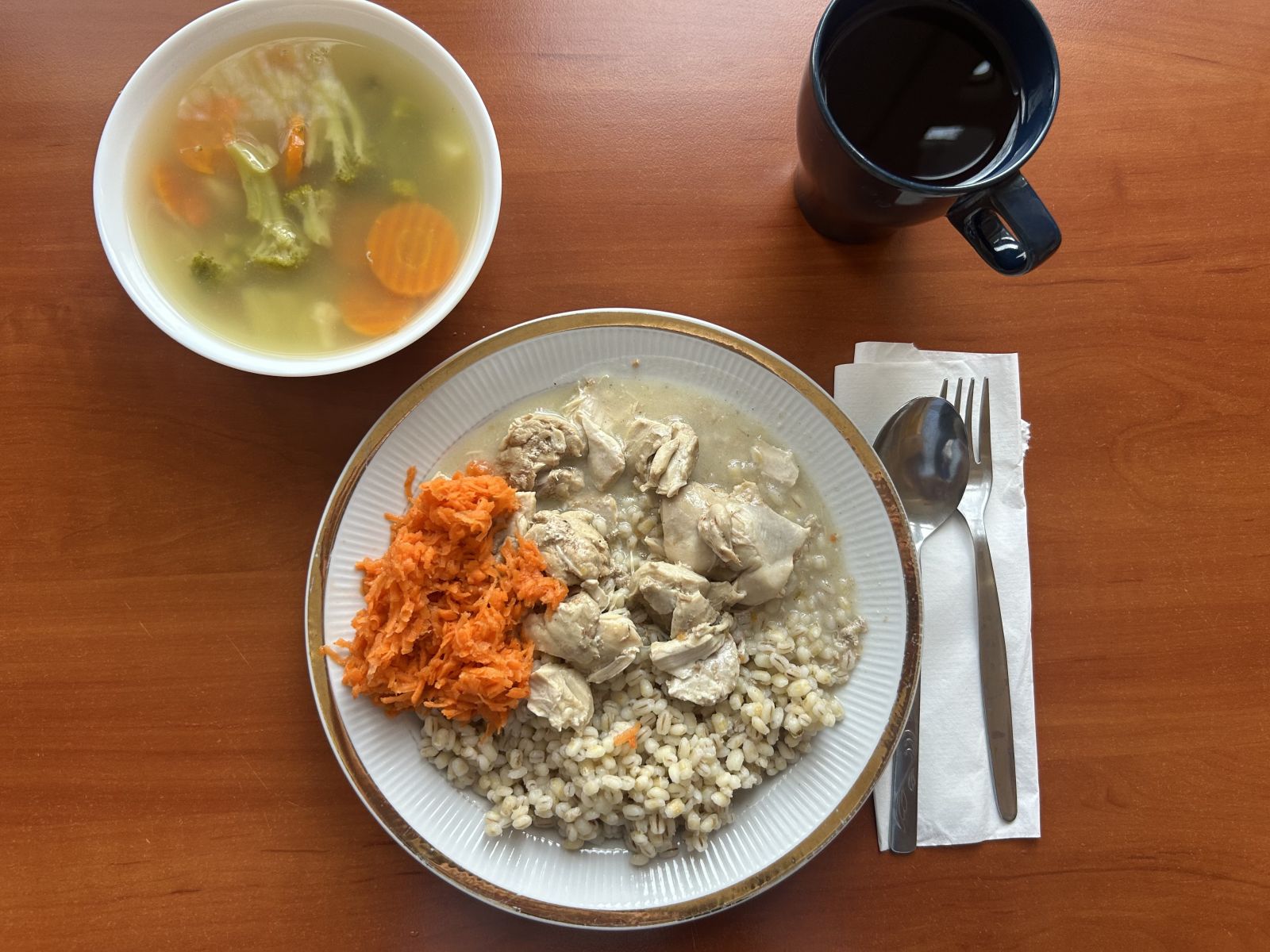 Zupa jarzynowa, gulasz z indyka, kasza jęczmienna, surówka z marchewki, kompot