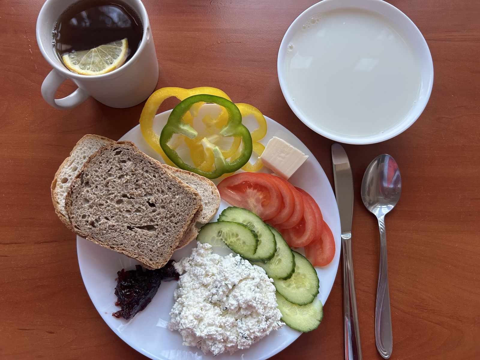 Płatki owsiane na mleku, chleb pszenny i żytni, pomidor, ogórek, papryka, wędlina, dżem