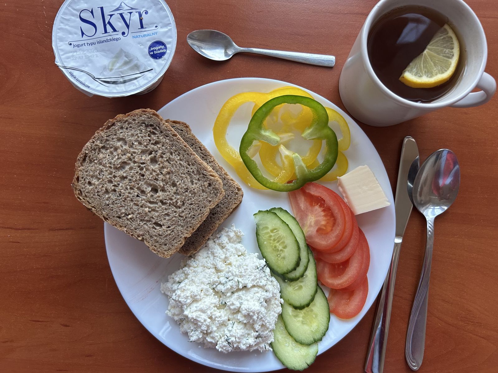 Chleb żytni, pomidor, ogórek, papryka, wędlina, herbata