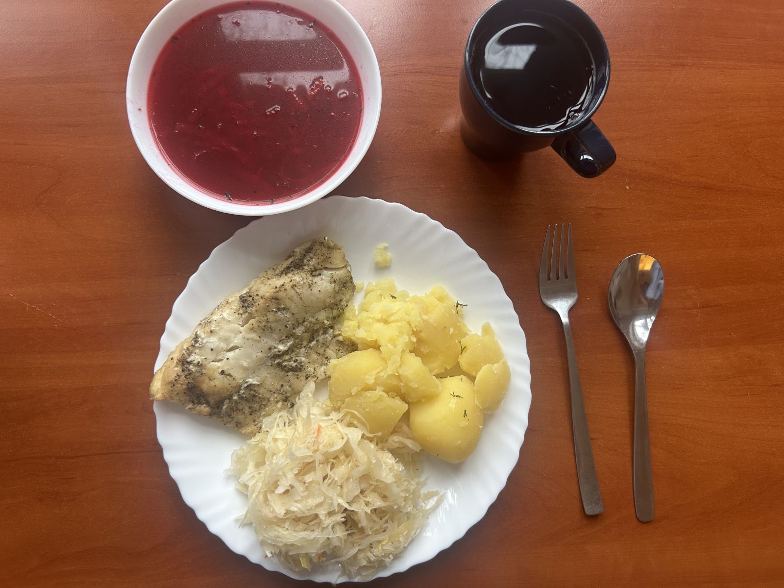 Barszcz czerwony, filet rybny, ziemniaki gotowane, surówka z kapusty kiszonej, kompot