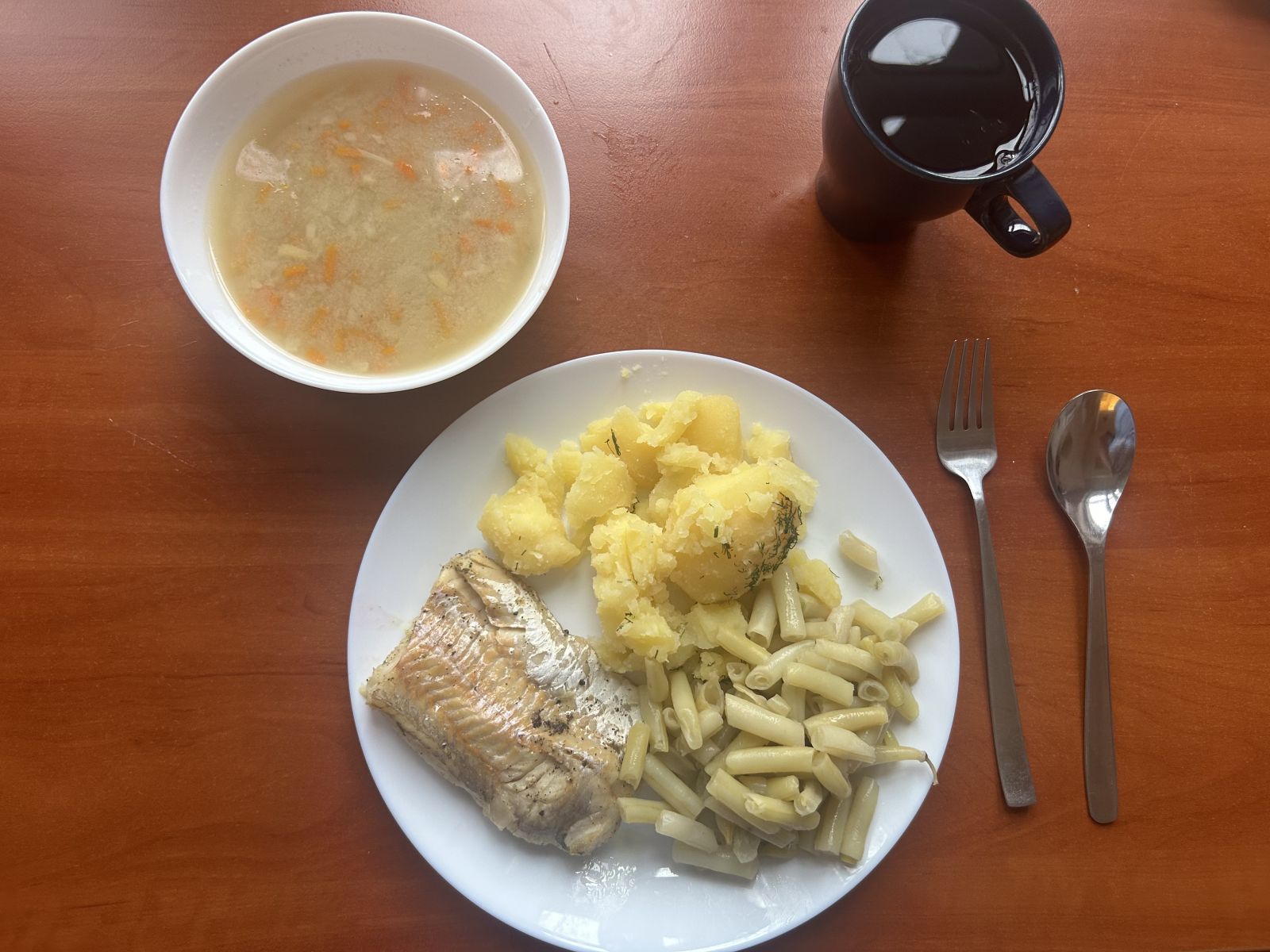 Zupa grysikowa, filet rybny, ziemniaki gotowane, pomidory z olejem, kompot