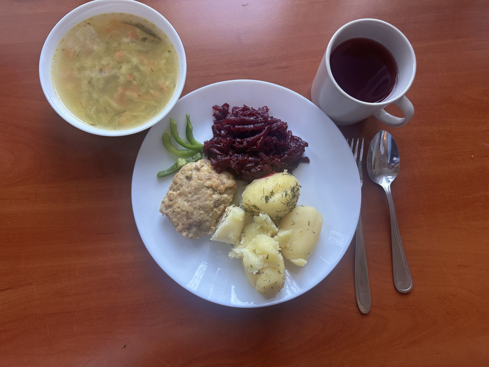 Zupa ogórkowa, kotlet mielony, ziemniaki gotowane, buraki tarte, kompot