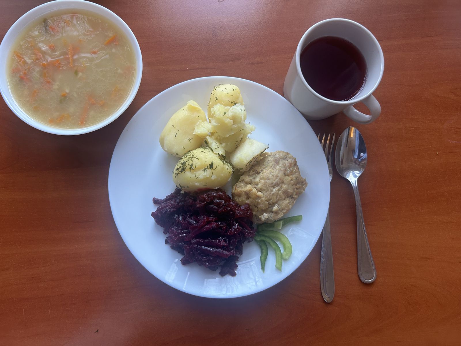 Zupa ryżowa, kotlet mielony, ziemniaki gotowane, buraki tarte, kompot