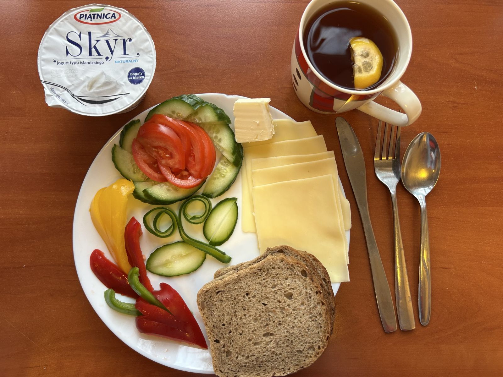 Chleb żytni, pomidor, ogórek, papryka, wędlina, herbata