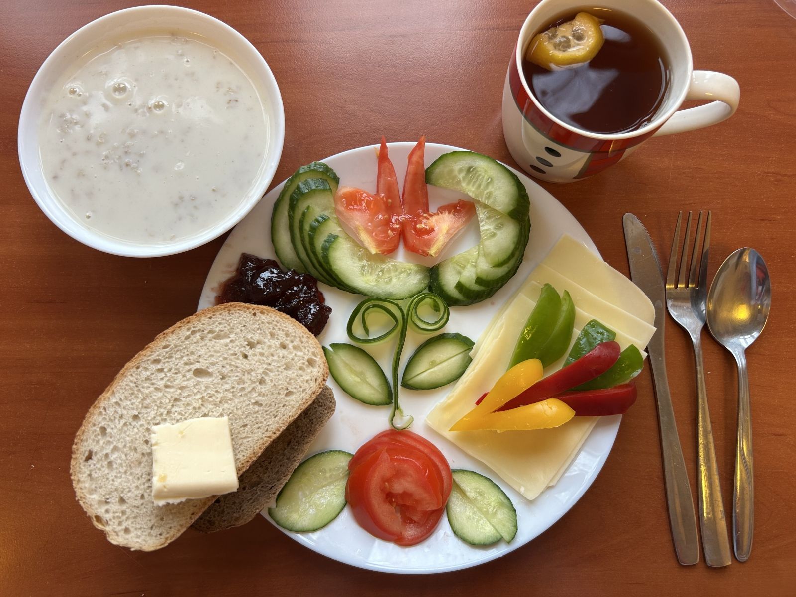 Płatki owsiane na mleku, chleb pszenny i żytni, pomidor, ogórek, papryka, wędlina, dżem