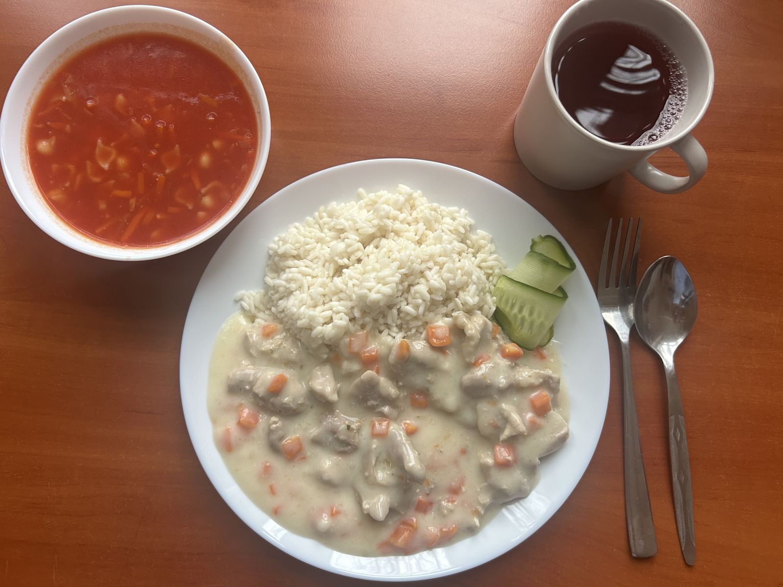 Zupa szczawiowa, makaron z sosem bolognese, bukiet warzyw gotowanych, kompot