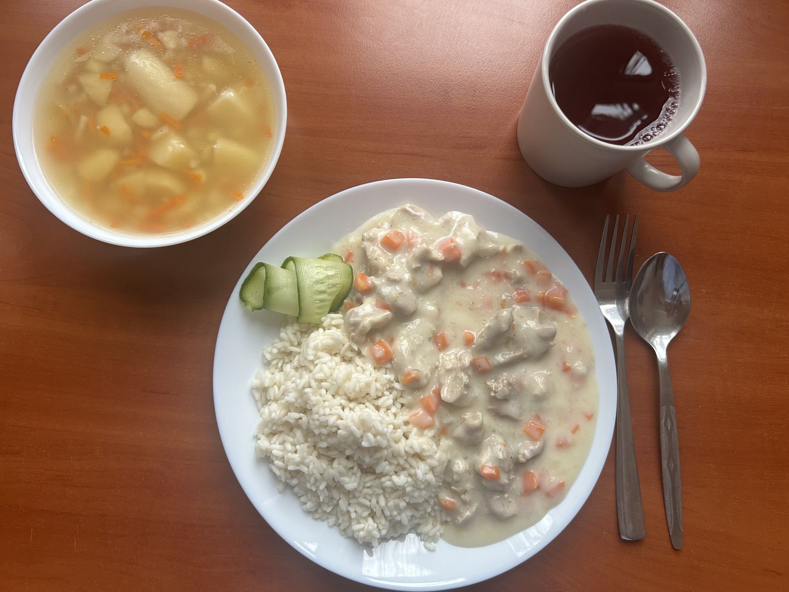 Zupa jarzynowa, makaron z serem na słodko , kompot