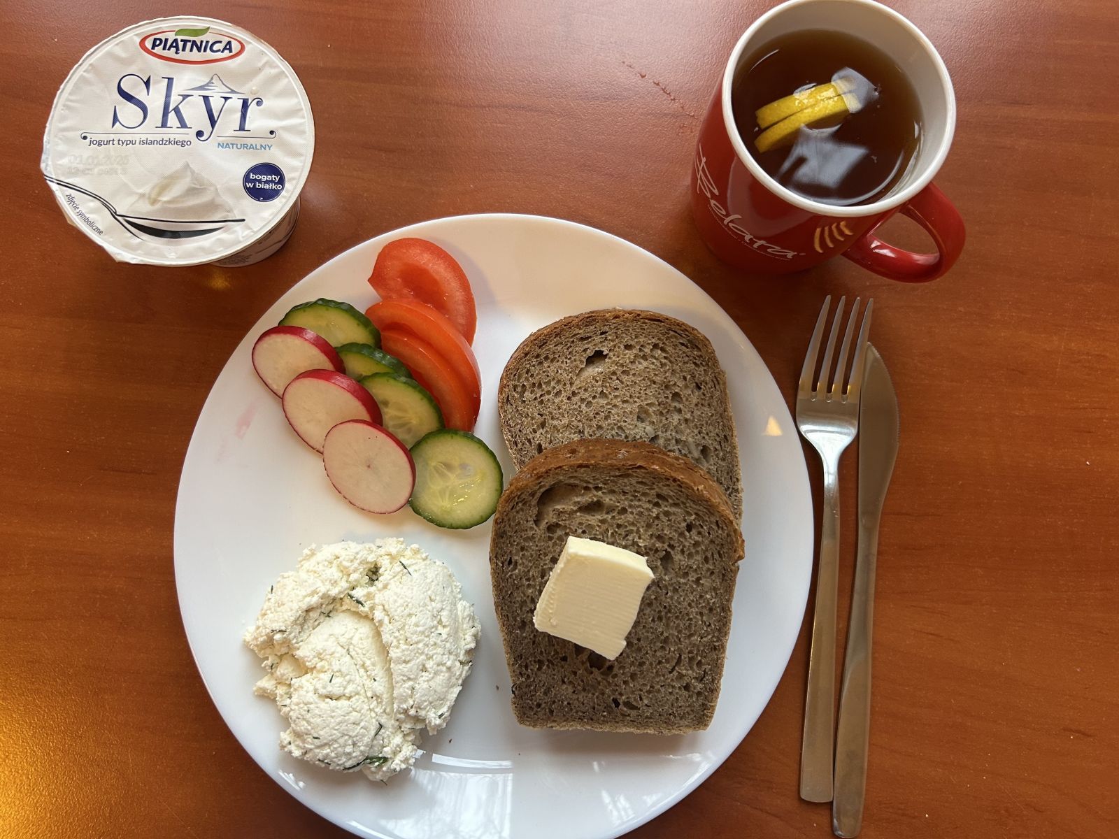 Chleb żytni, pomidor, ogórek, papryka, twarożek, herbata