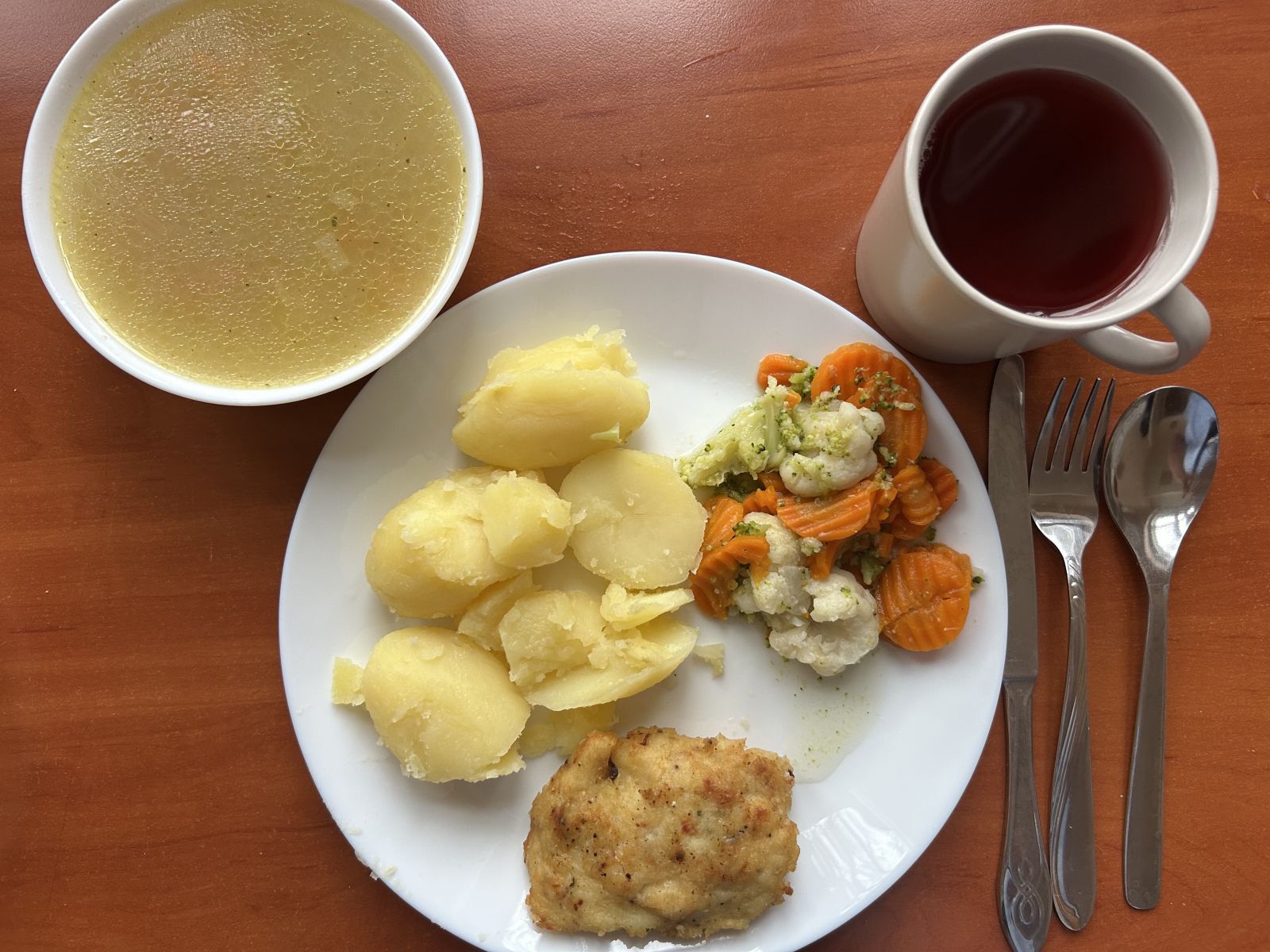 Krupnik, kotlet rybny, ziemniaki, warzywa gotowane, kompot