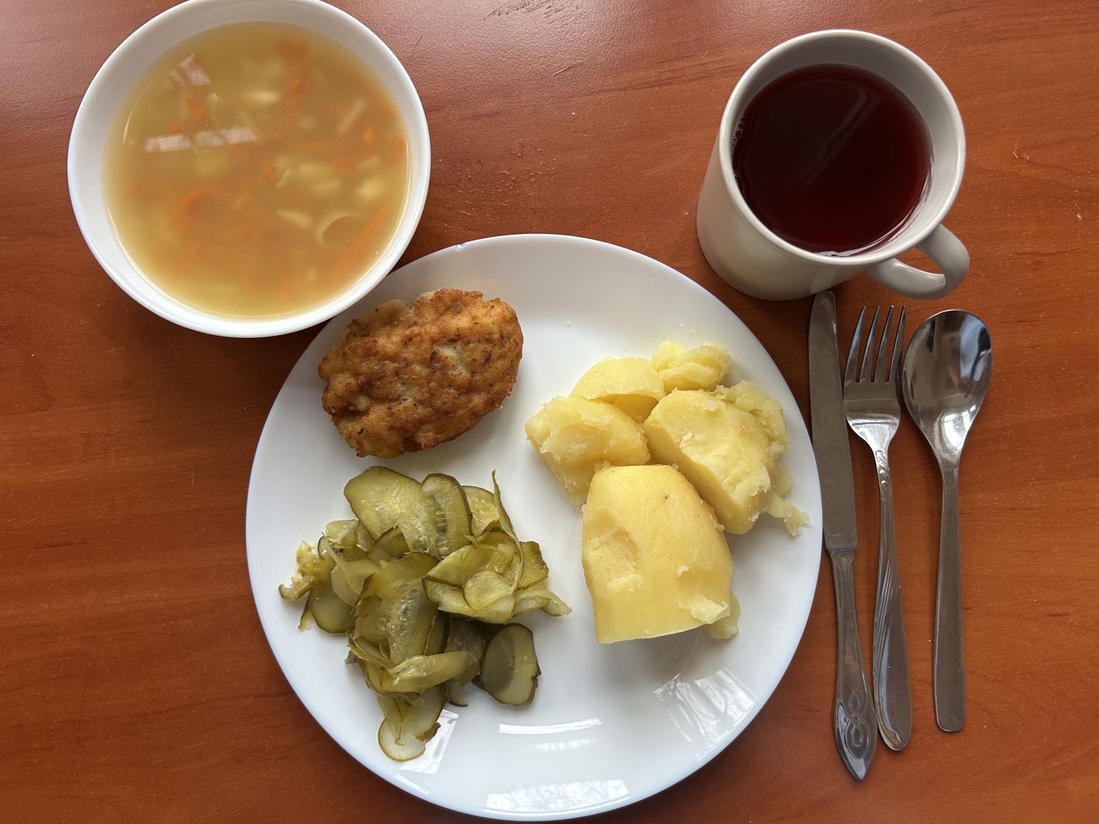 Zupa z soczewicą, kotlet rybny, ziemniaki, ogórki kiszone, kompot