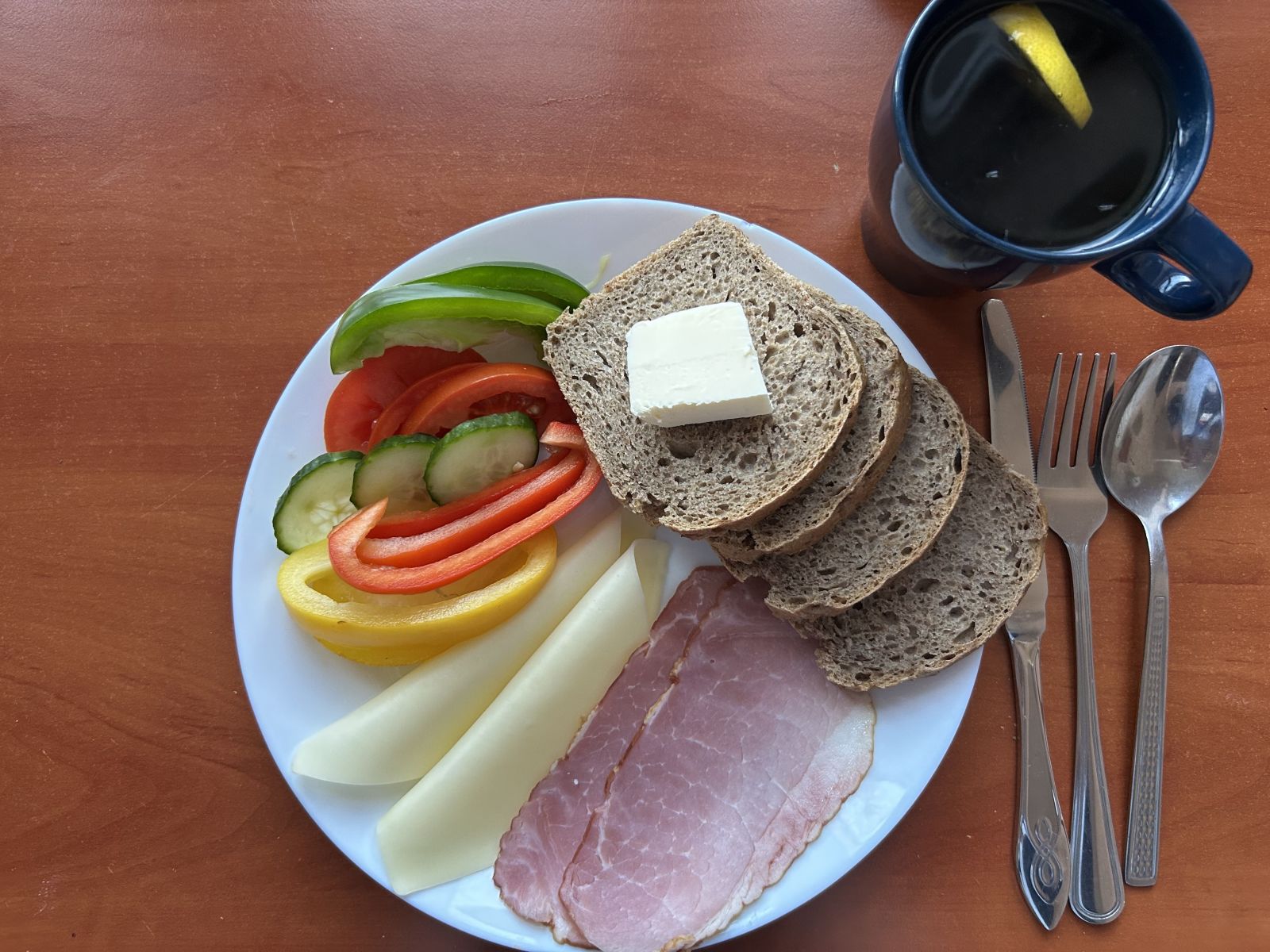 Chleb żytni, pomidor, ogórek, papryka, wędlina, ser żółty, herbata