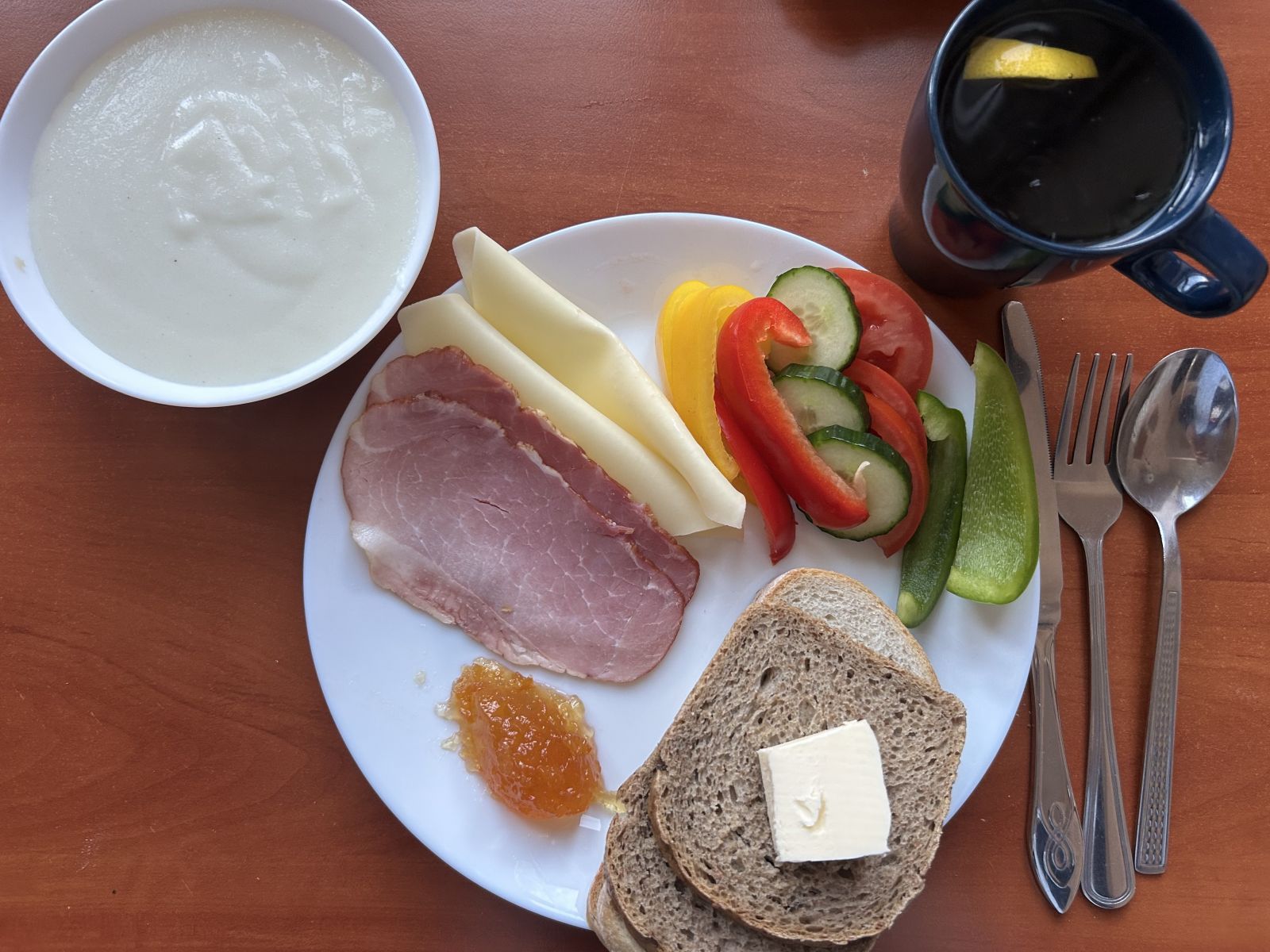 Kasza manna, chleb pszenny i żytni, pomidor, ogórek, papryka, wędlina, ser żółty, dżem