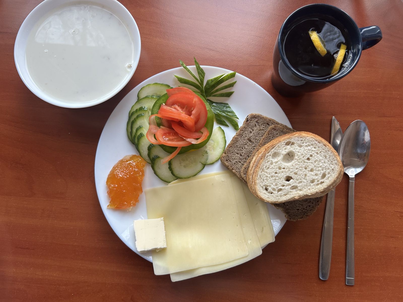 Płatki owsiane na mleku, chleb pszenny i żytni, pomidor, ogórek, papryka, ser żółty, dżem